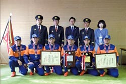 夜見分団の皆さんと市長、総務部長の集合写真